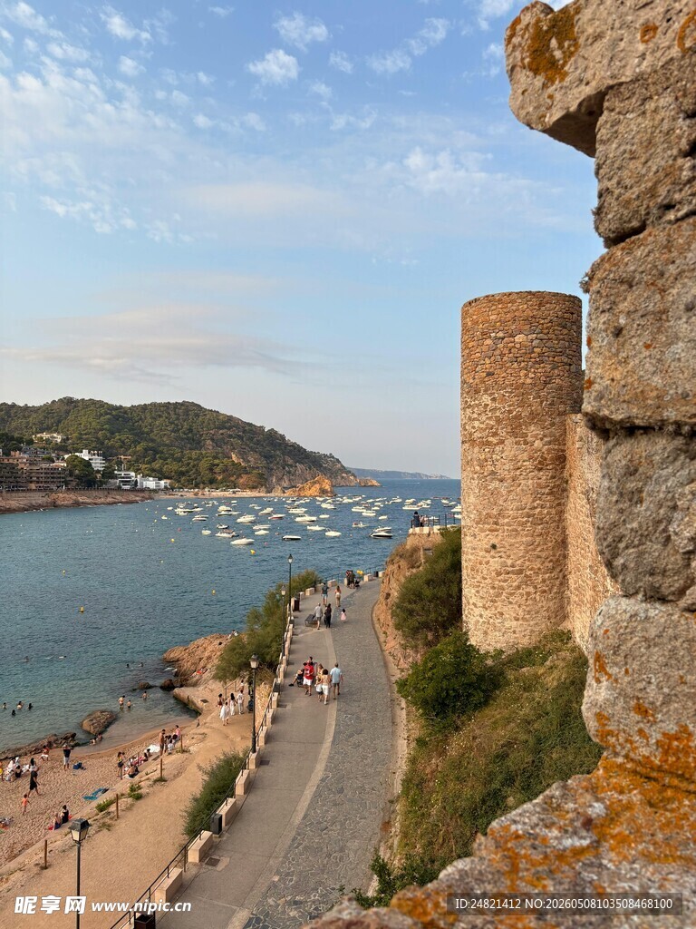 海岸古堡下的美丽景致