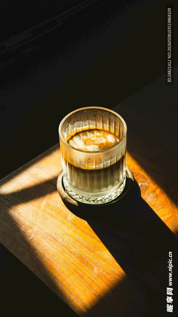 阳光下的精致咖啡杯