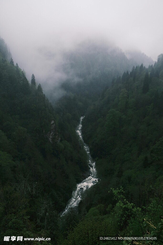山间云雾缭绕的壮美瀑布