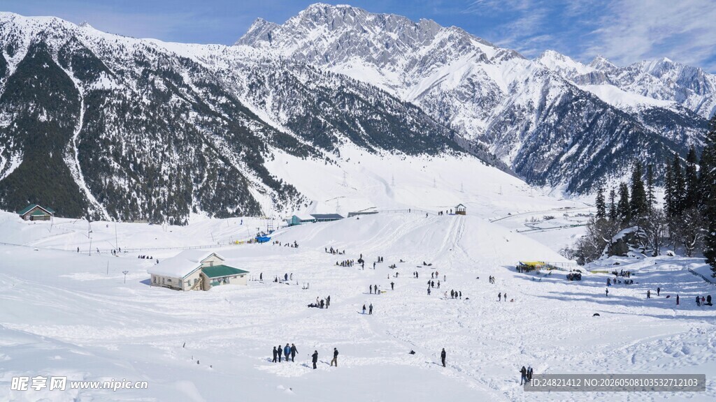 雪山滑雪场景