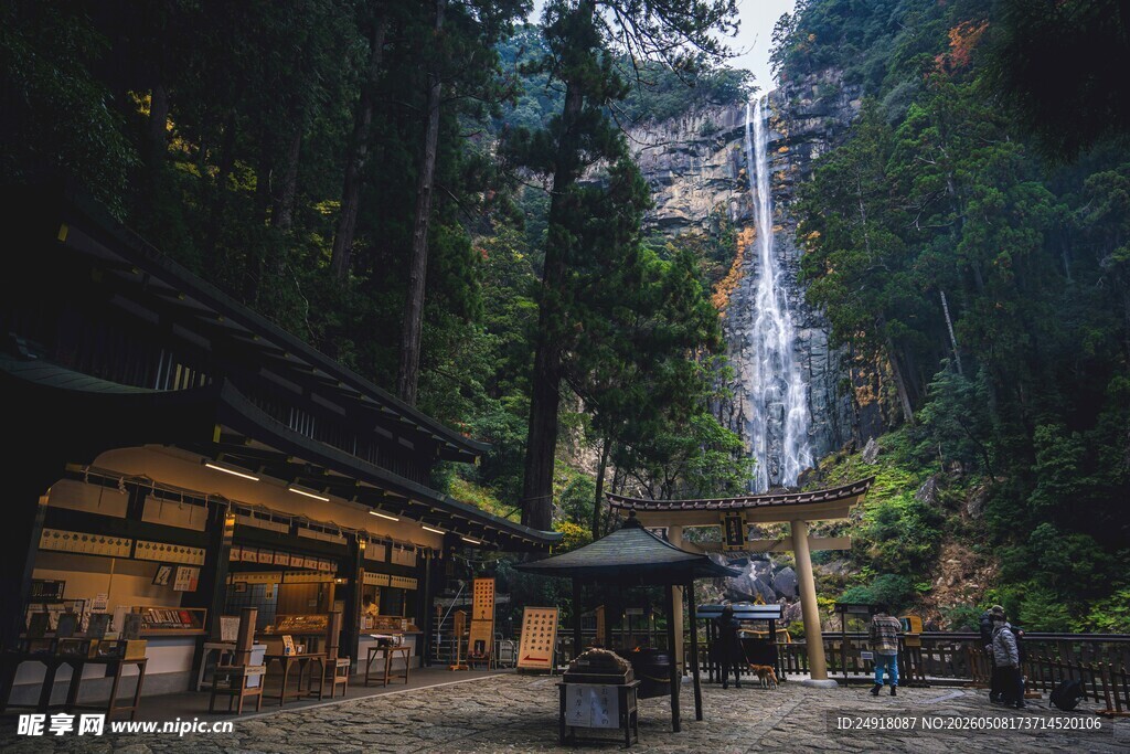 山林中的溪边木屋与瀑布
