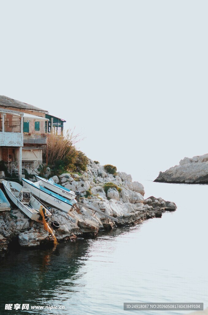 海边小屋的宁静水岸风光