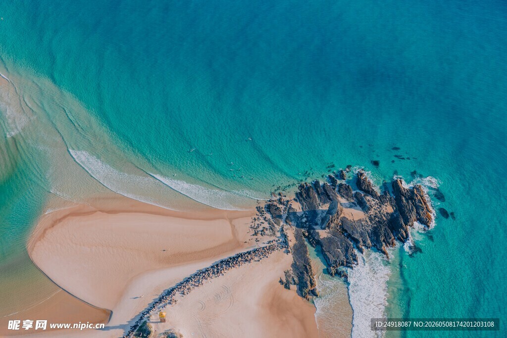 俯瞰海上建筑与沙滩美景