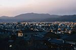 古城暮色中的城市与远山