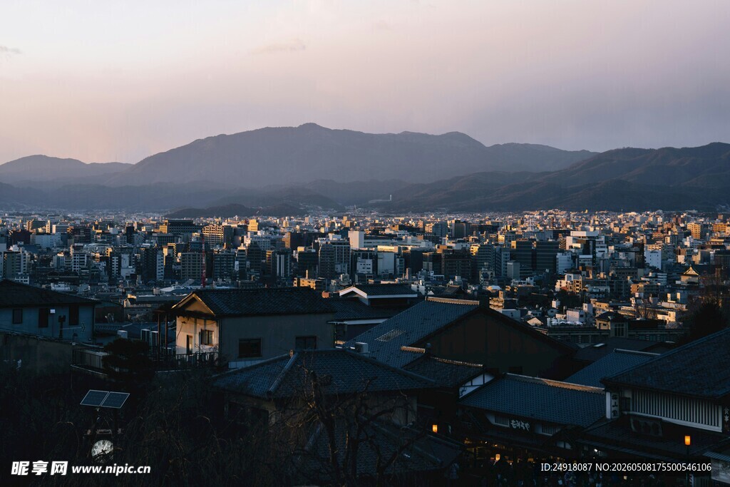 古城暮色中的城市与远山