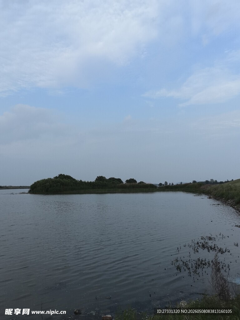 宁静湖畔风光