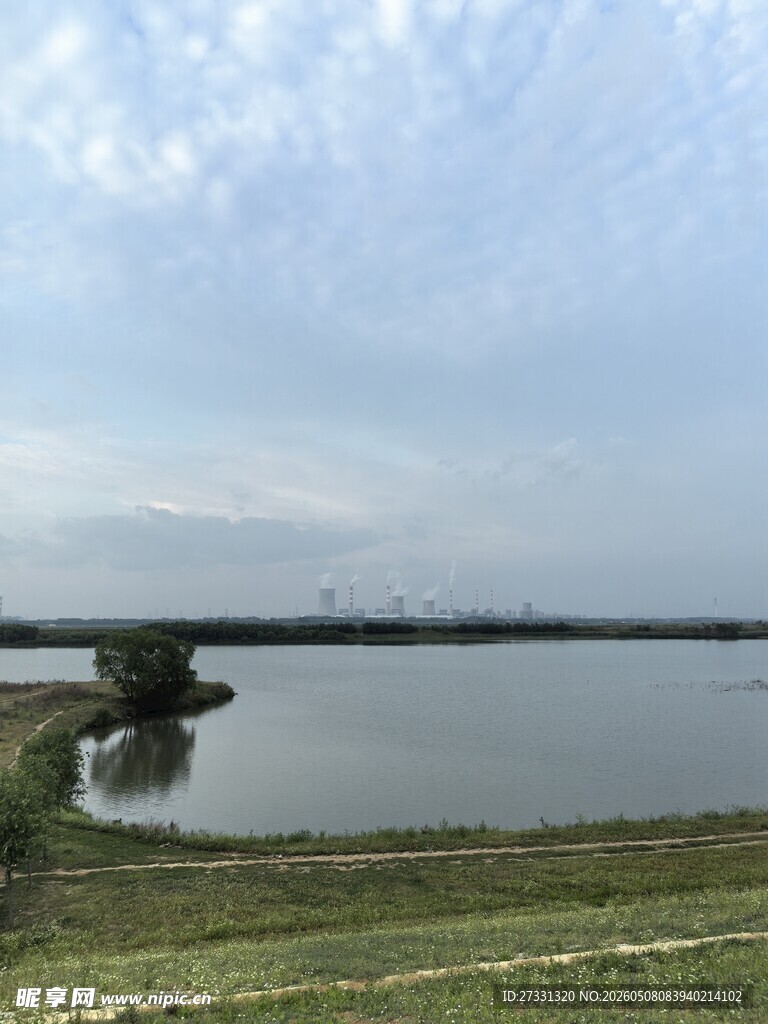 宁静湖畔风光