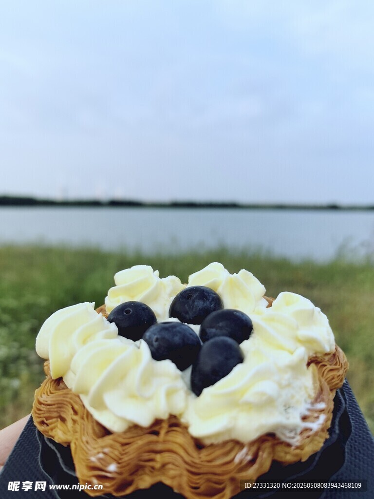 湖畔美味甜点配新鲜浆果