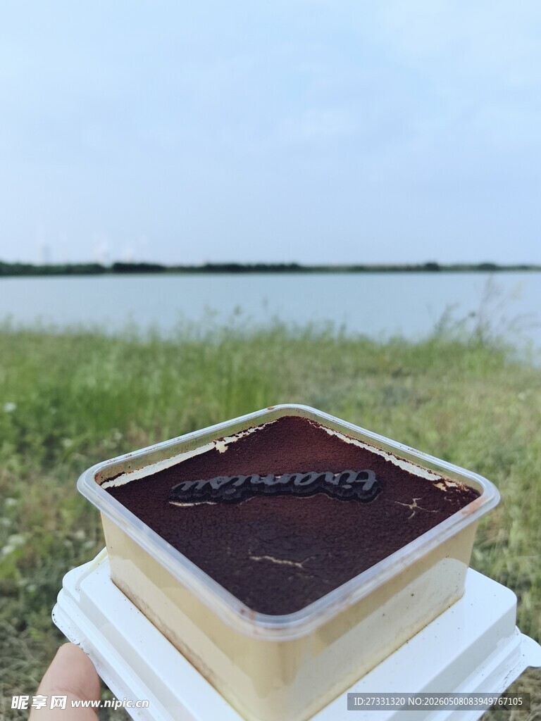 手持盒装美味深色甜点