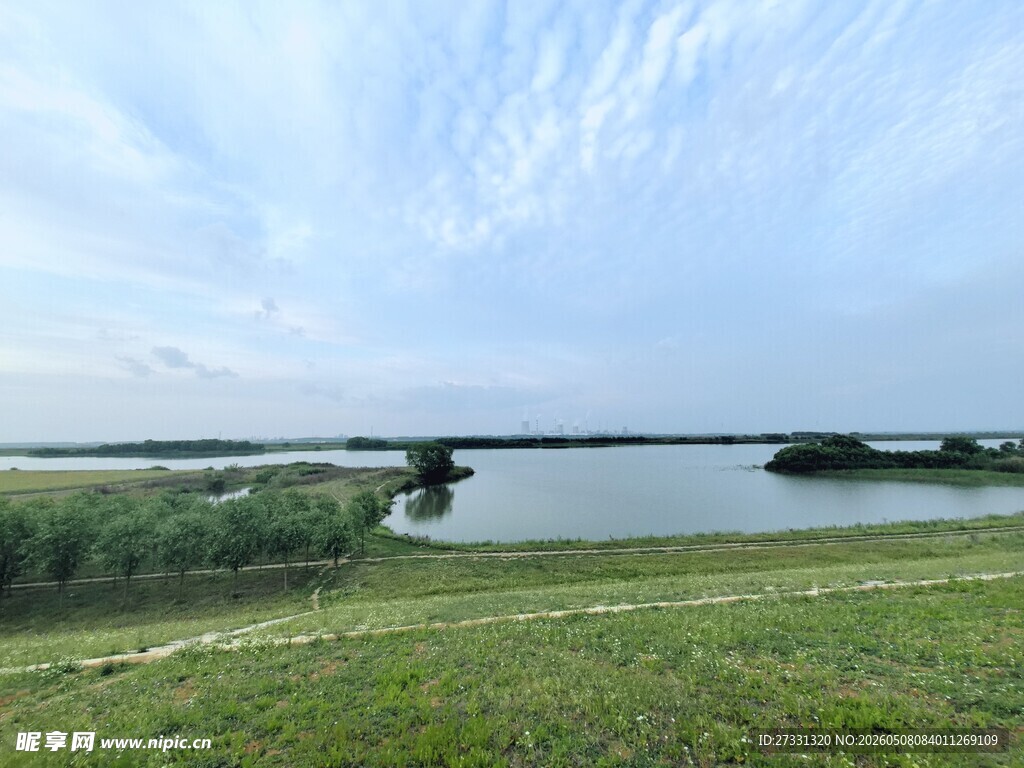 湖畔草地风光