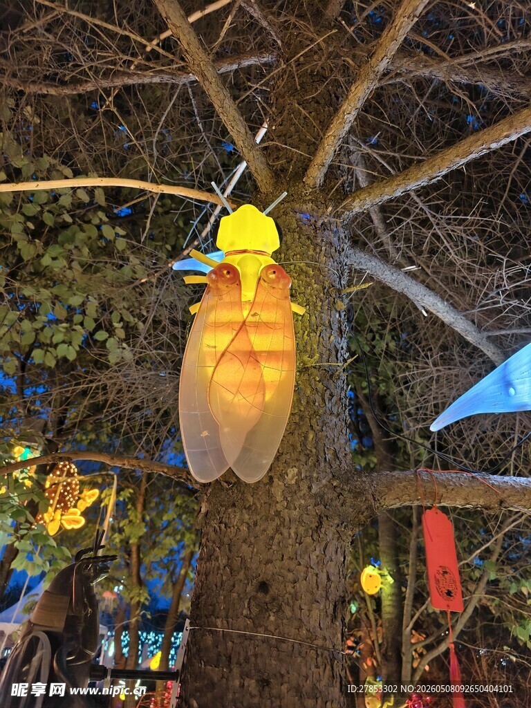 树上悬挂的精美发光昆虫