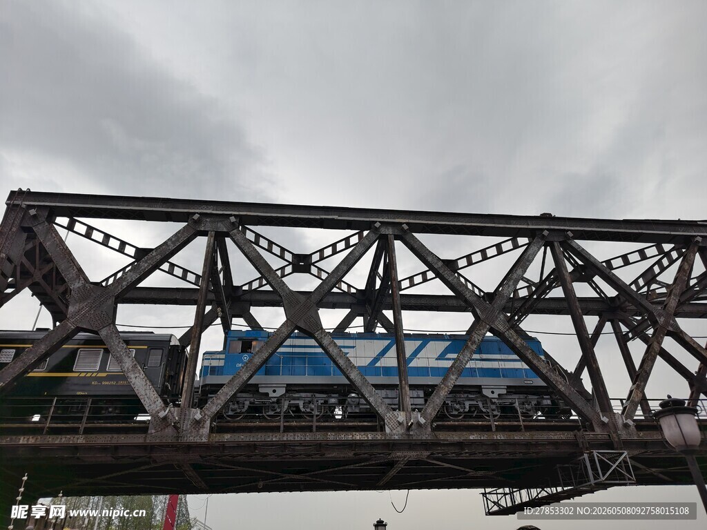 桥上行驶的蓝色列车