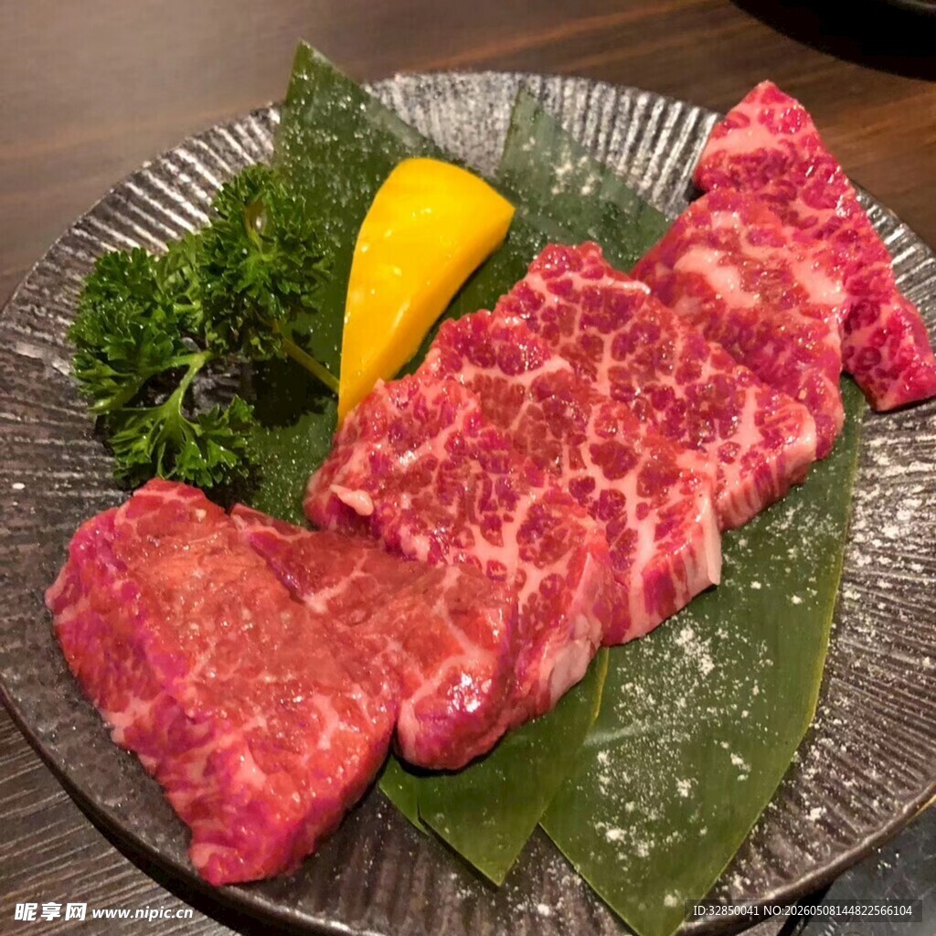 新鲜和牛肉片摆盘精致