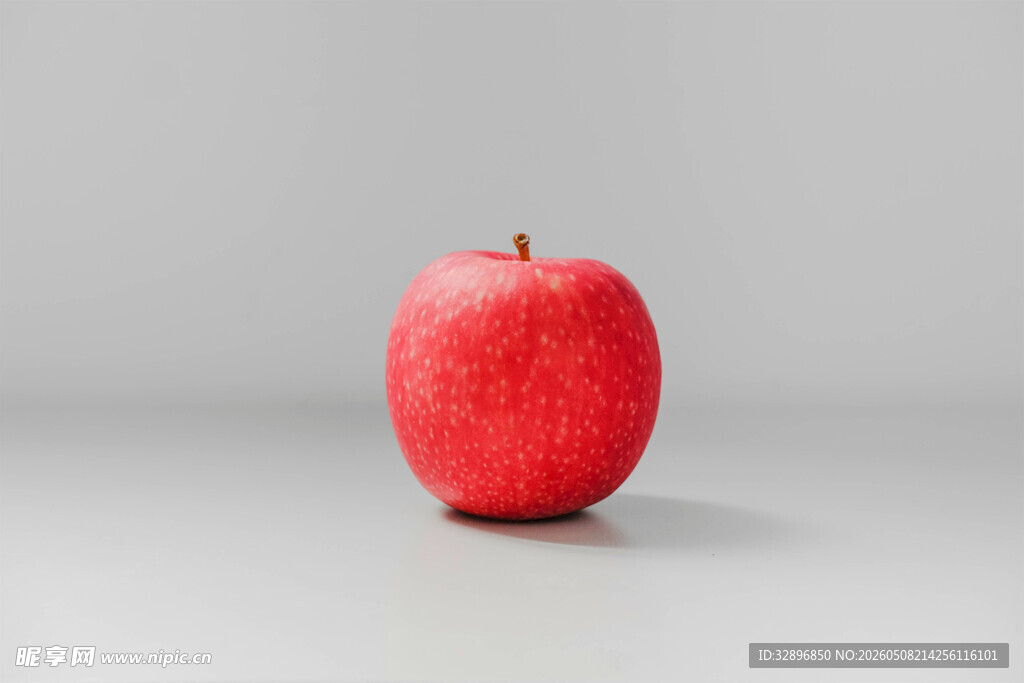 鲜红饱满的单颗苹果