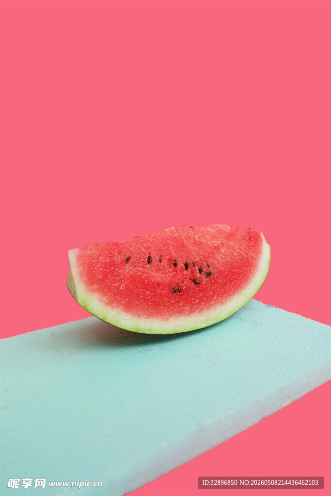 粉色背景上的西瓜切片