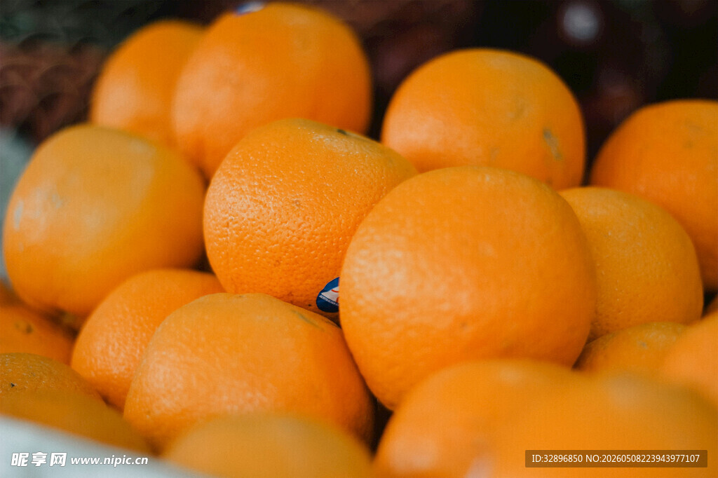 新鲜饱满的橙子果堆