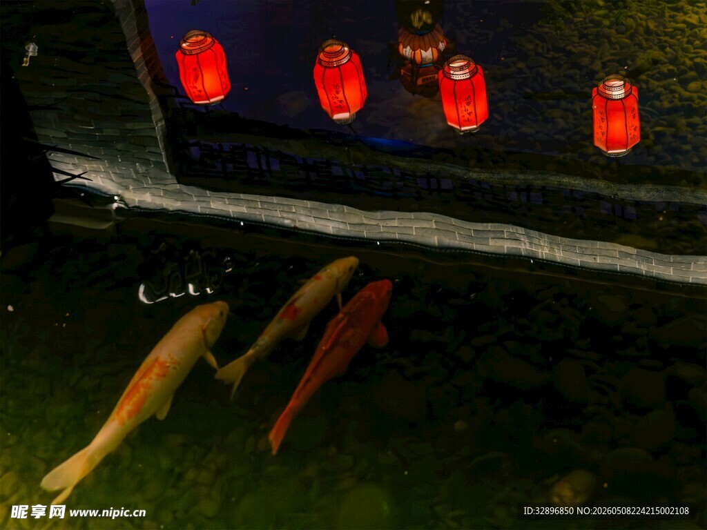 水下红灯映照游泳者双腿
