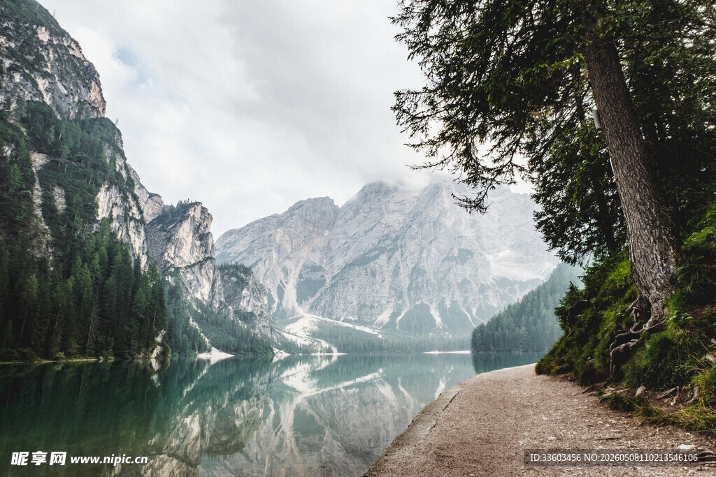 山间湖畔美景