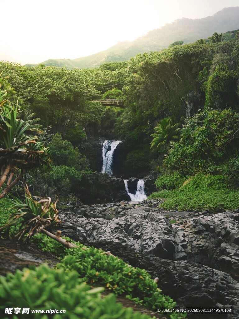山间瀑布下的清新自然景色