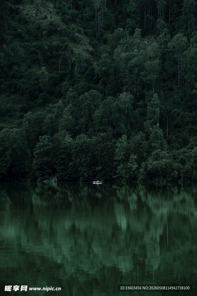 静谧山林中的湖景倒影