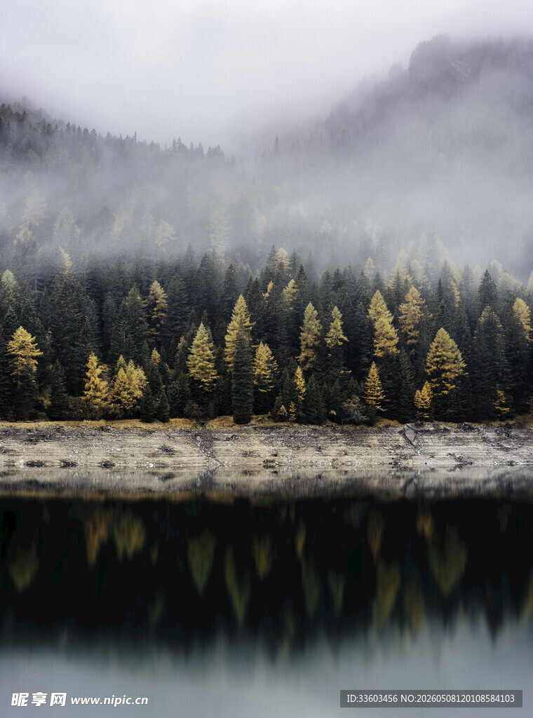 湖畔秋景