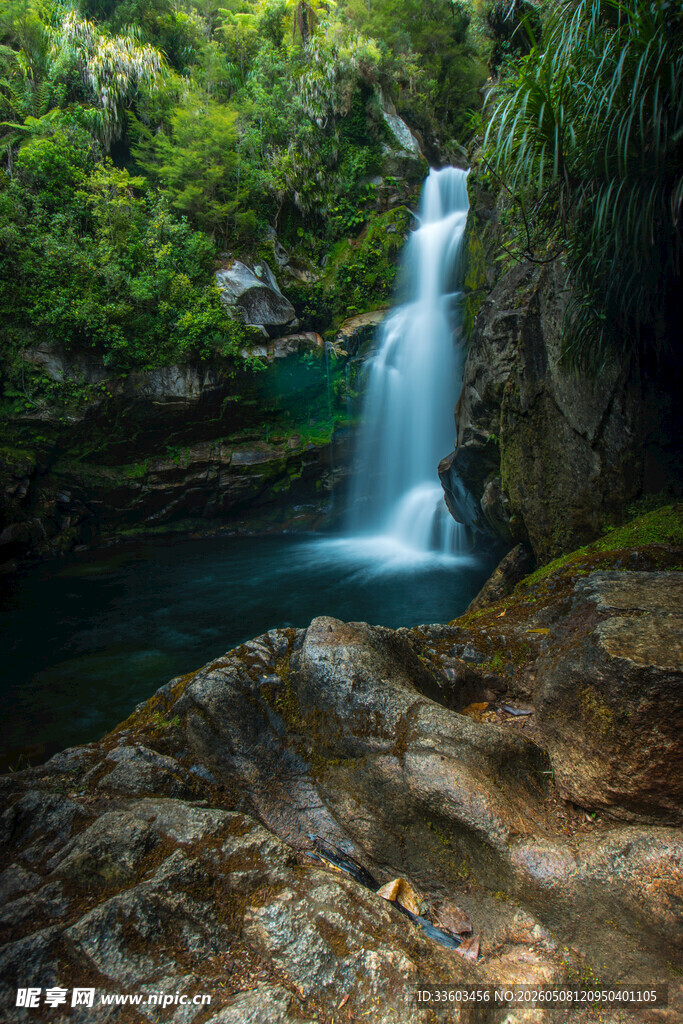 山间飞瀑