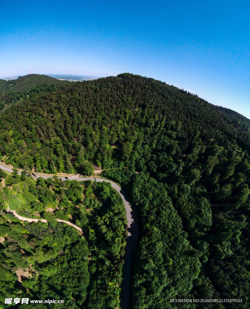 山间蜿蜒公路