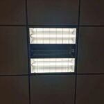 天花板上的双排长条形灯具