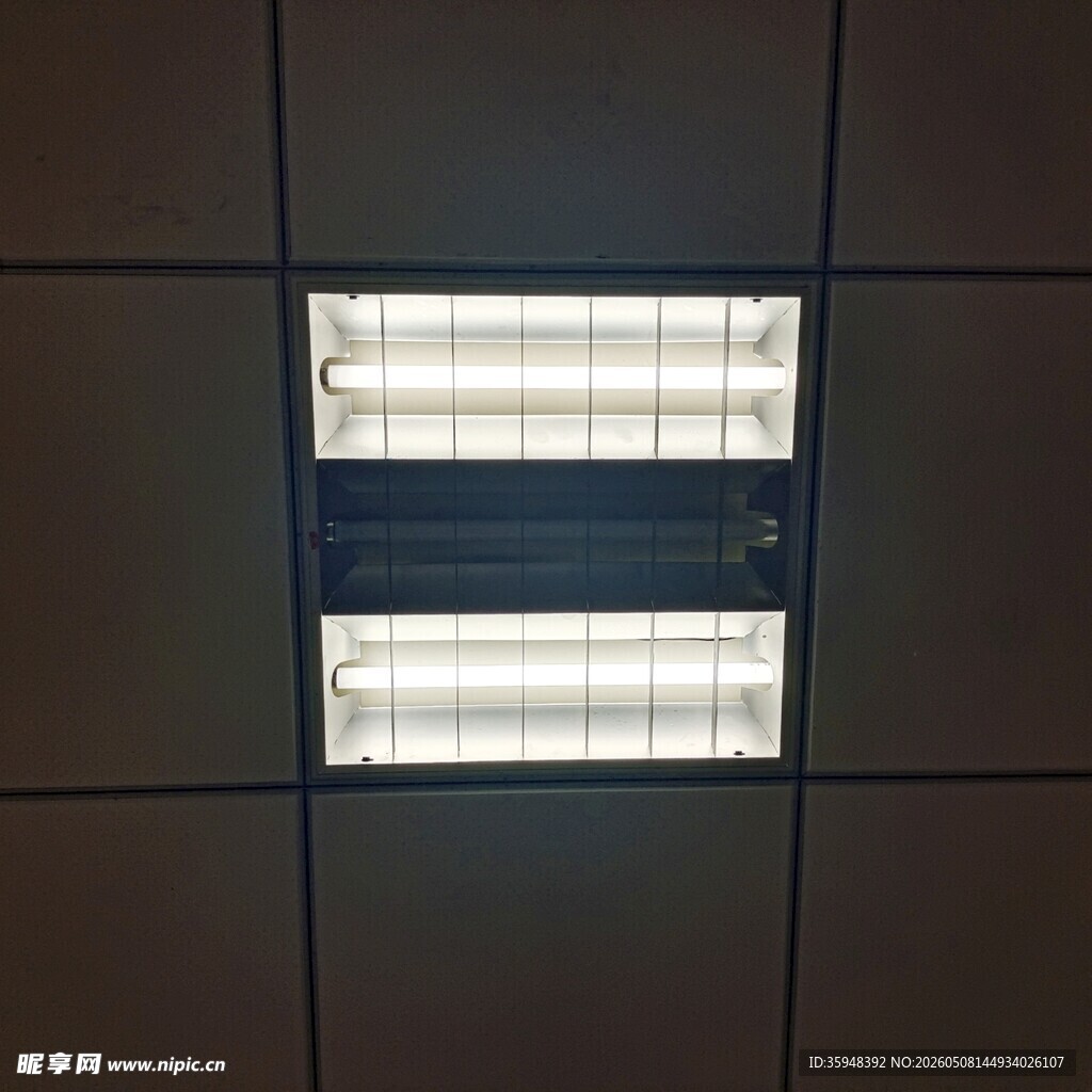 天花板上的双排长条形灯具