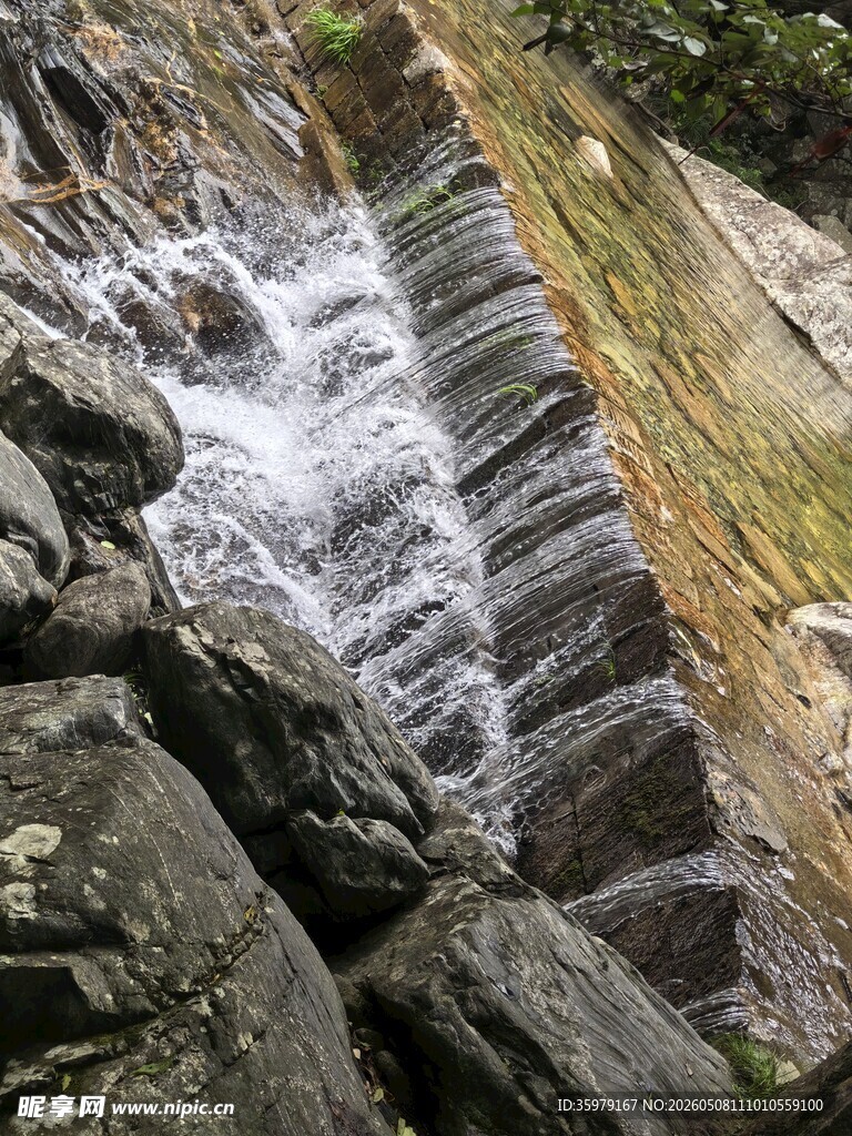 山间层叠小瀑布景观