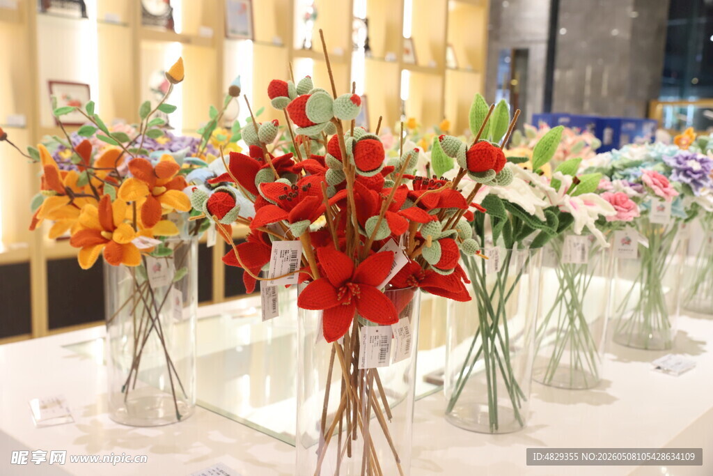 多彩花瓶插花展示