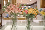 店内多彩鲜花花瓶展示