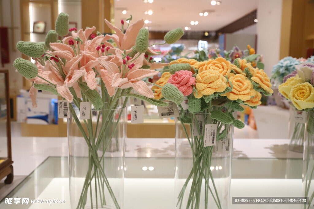 店内多彩鲜花花瓶展示