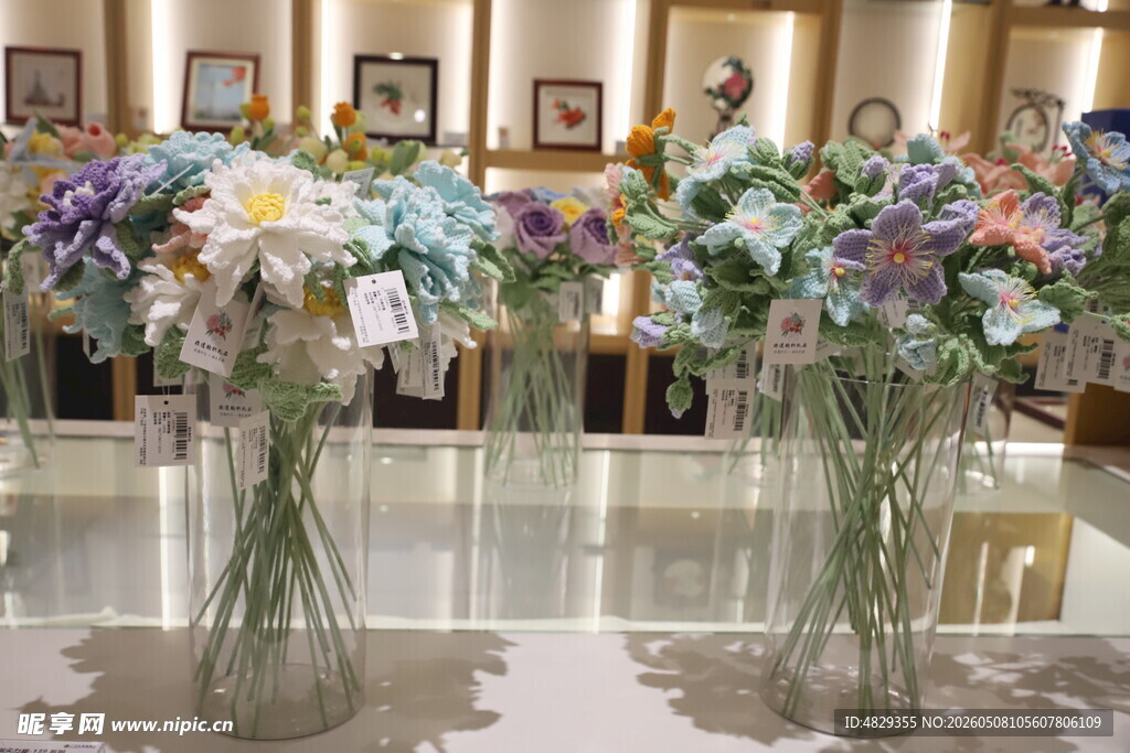 店内精美花瓶插花展示