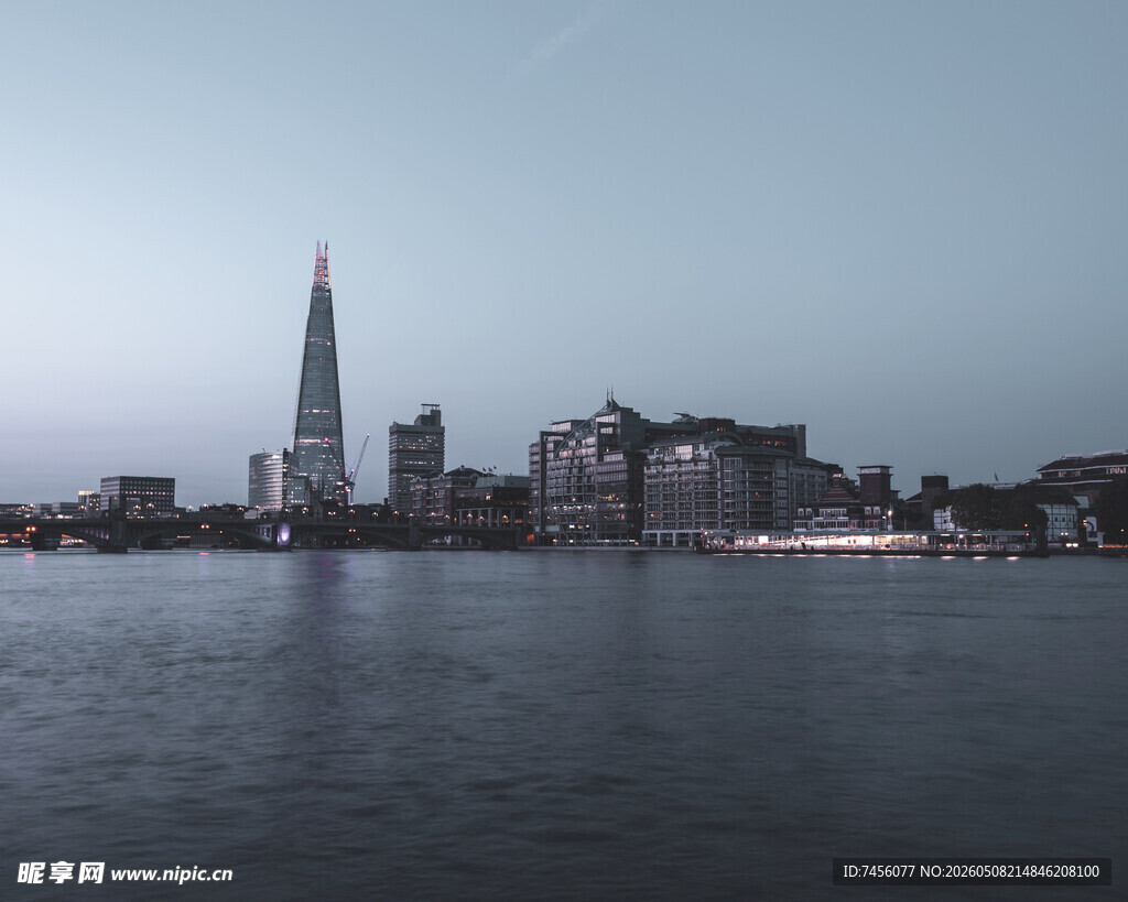 伦敦夜景中的高耸建筑