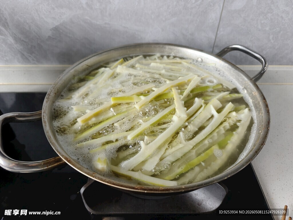 锅中煮着鲜嫩的白芦笋