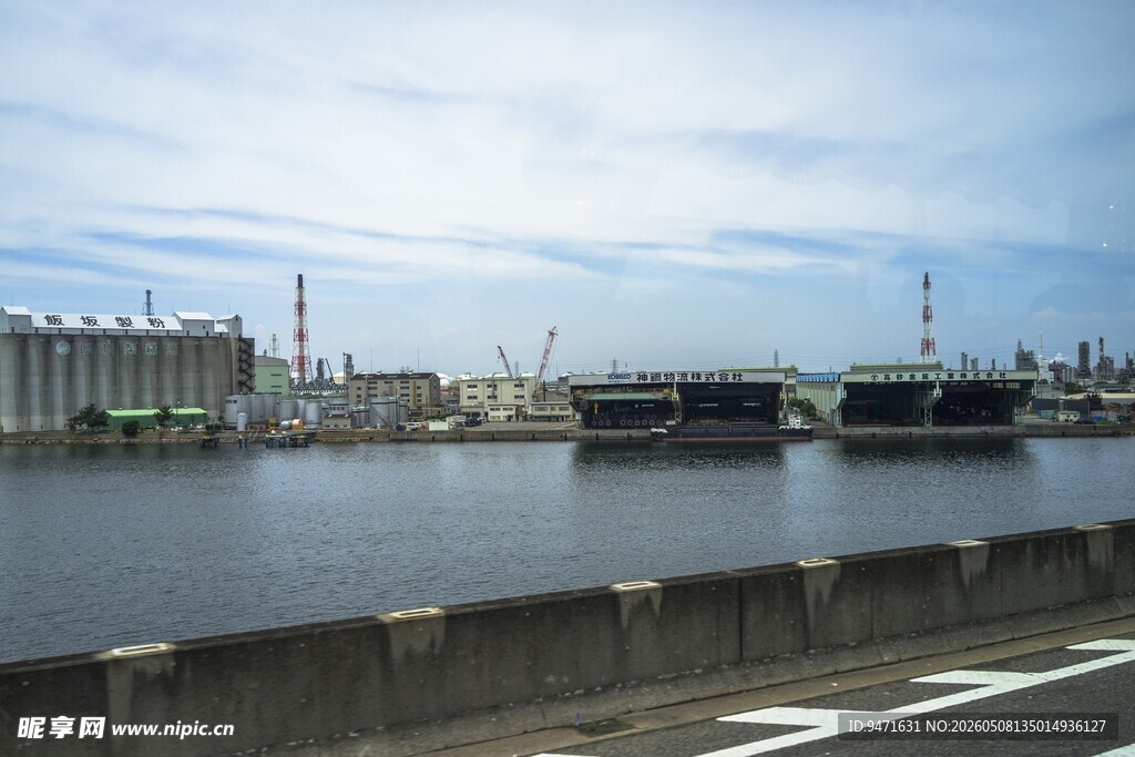 日本河畔城市景观