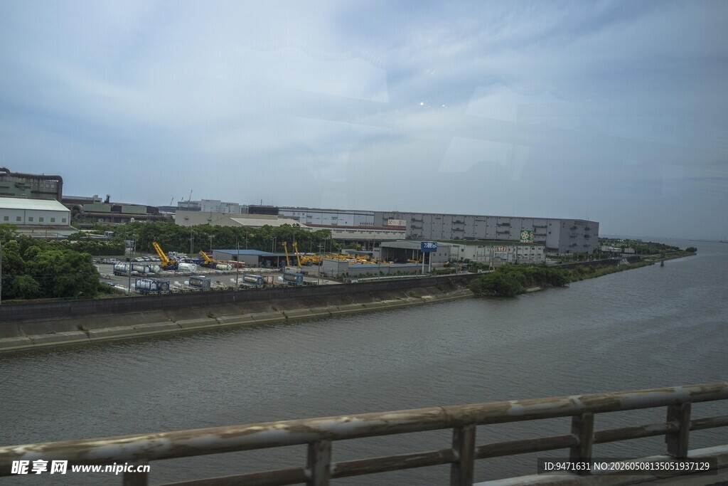 日本河畔城市景观远眺