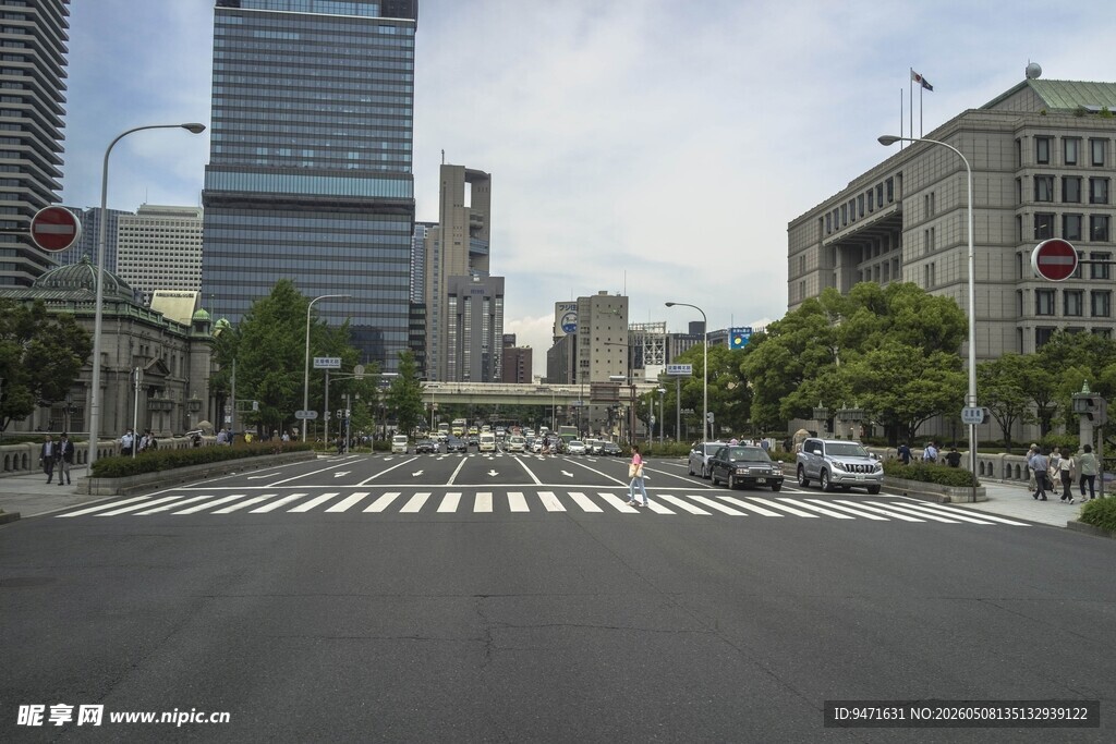 城市宽阔路口的街景