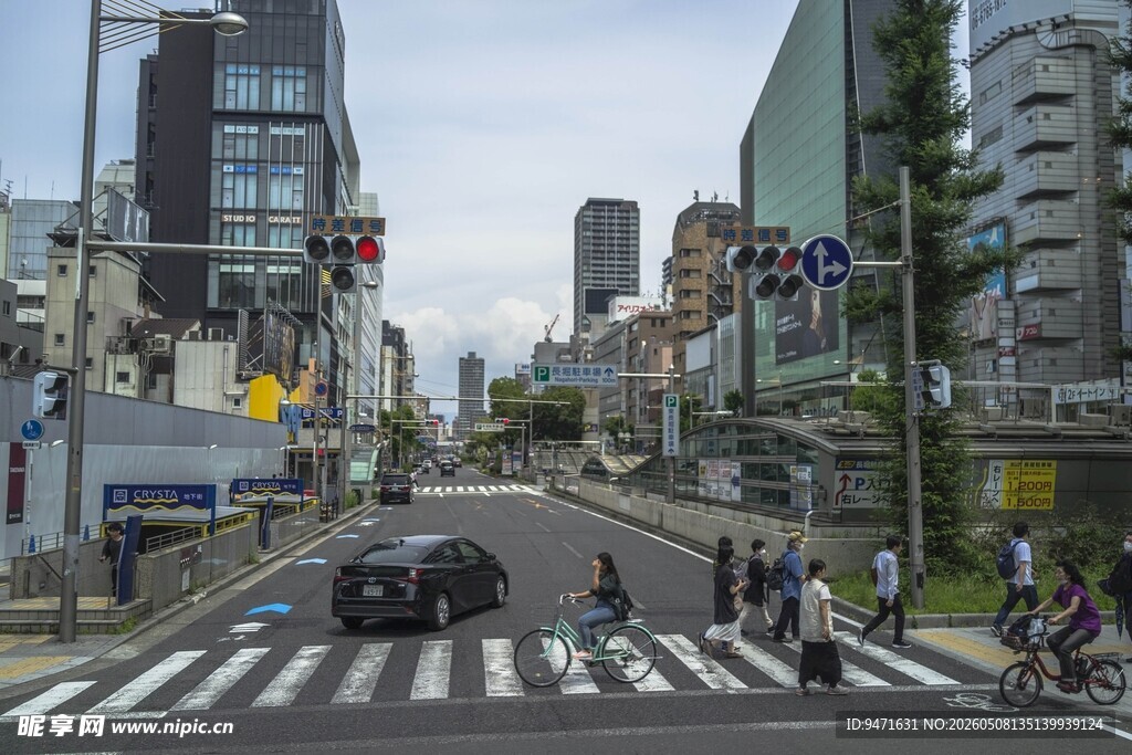 日本城市街道行人与交通景象