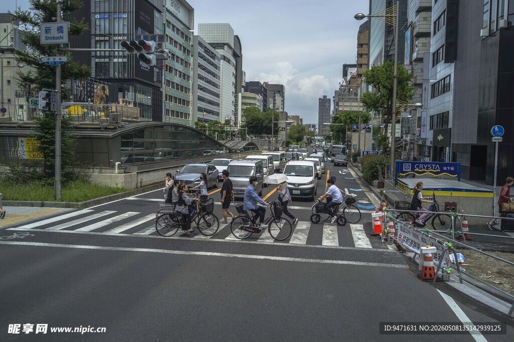 日本城市路口行人车辆通行景象