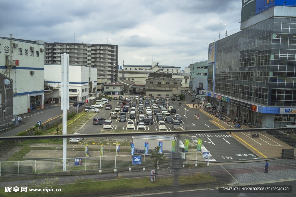 日本城市繁华停车场景象