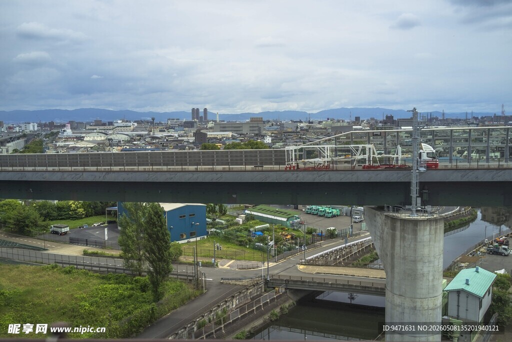 日本高架桥上俯瞰城市景观
