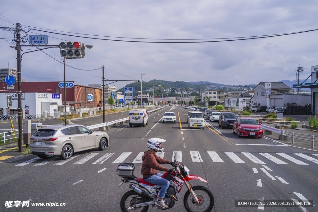 日本城市路口骑摩托车的人