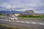 日本公路旁的建筑与行驶车辆
