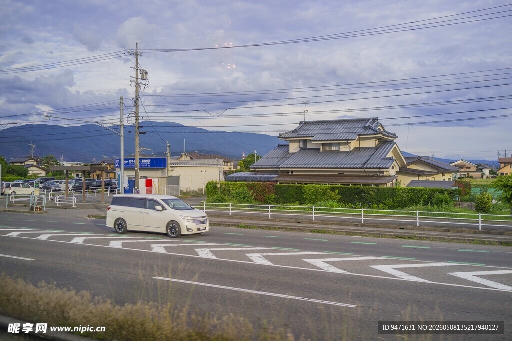 日本公路旁的建筑与行驶车辆