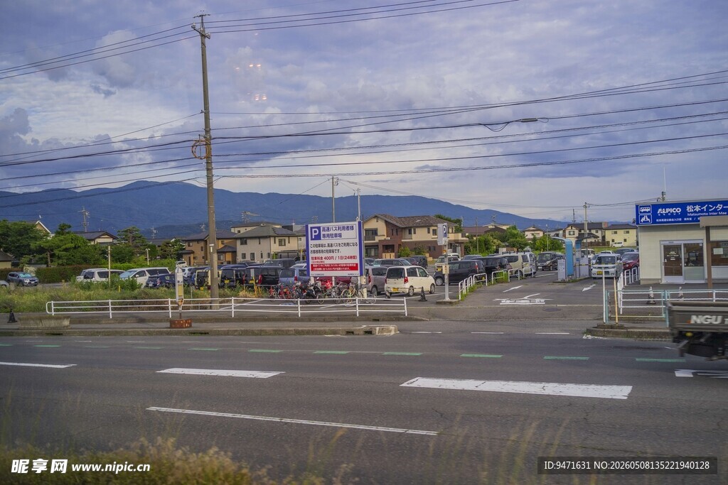日本公路旁的小镇景象
