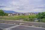 日本公路旁的绿野与村落景观