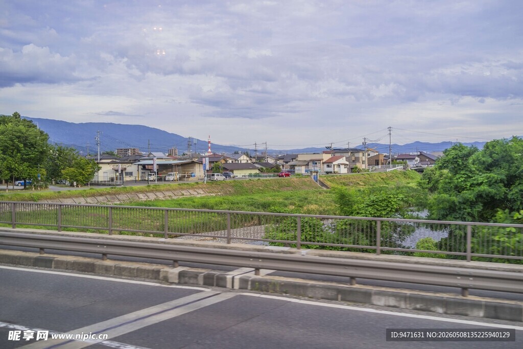 日本公路旁的绿野与村落景观
