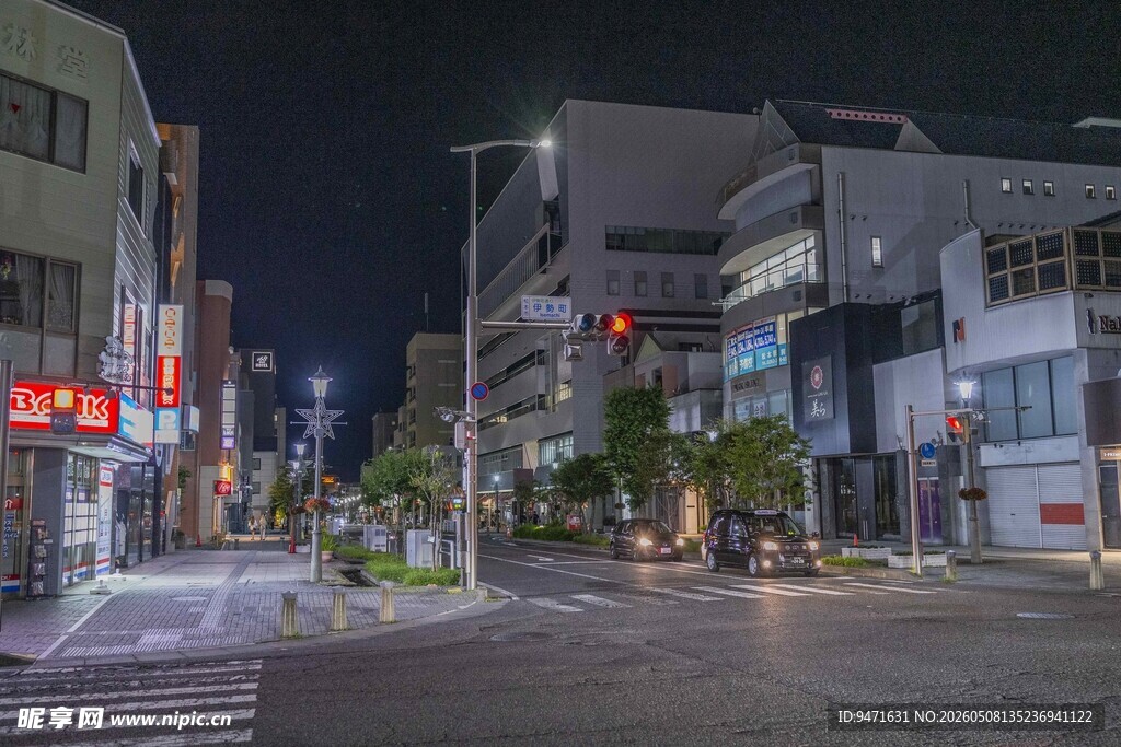 夜晚宁静的日本城市街道景象